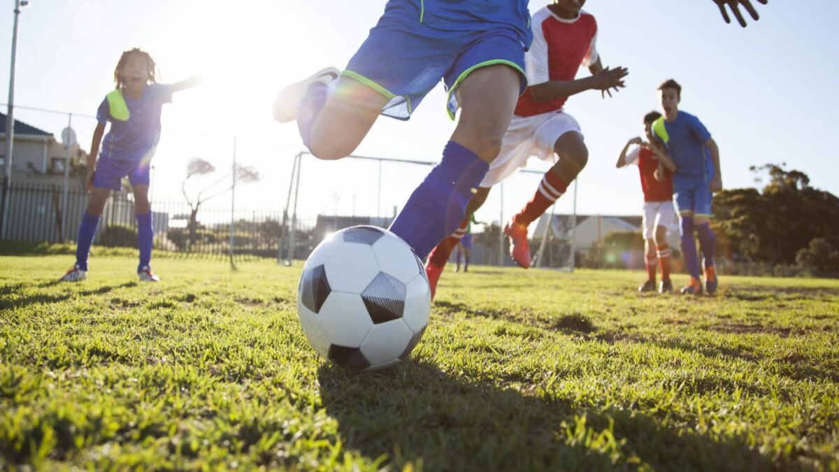Fußballspieler auf einem Spielfeld